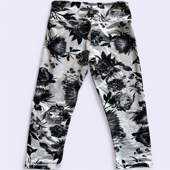 Lululemon Capri Leggings Size 8 – Black & White Floral Print🖤🤍🖤🤍 - Picture 1 of 8
